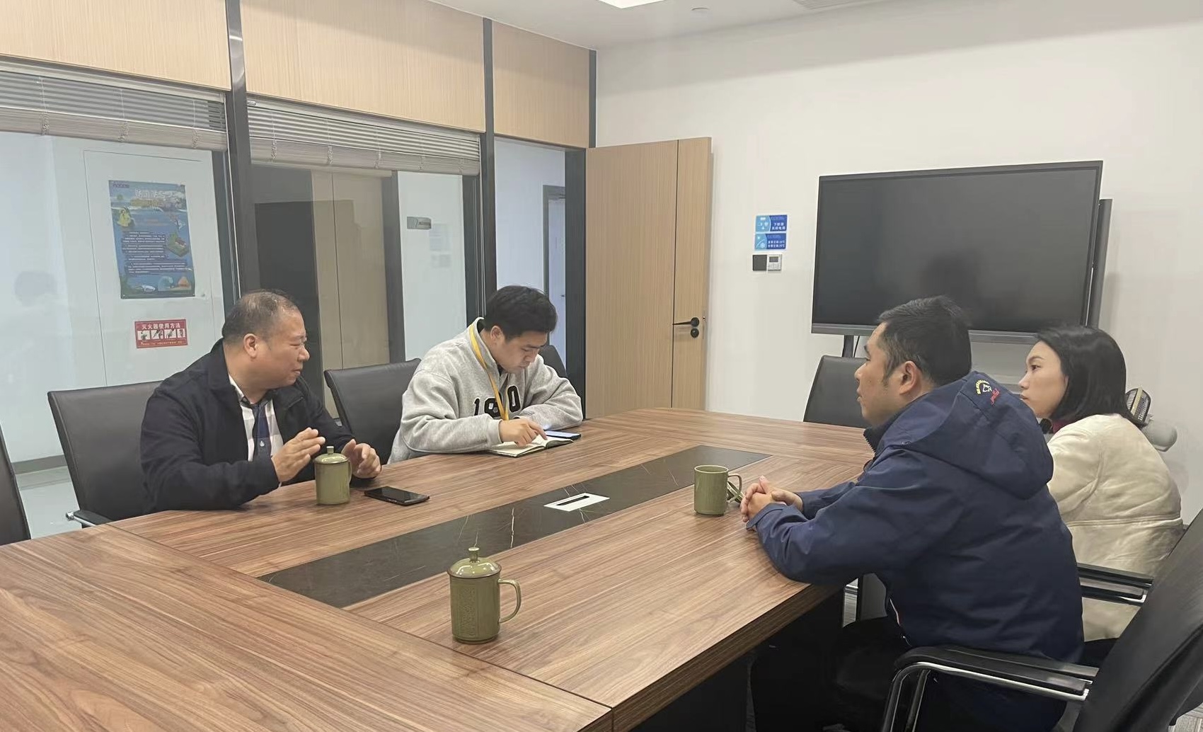 雙嶼街道黨工委委員、紀工委書記葉鋒一行赴面粉公司考察調研